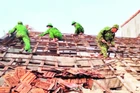 Cán bộ, chiến sĩ Bộ đội Biên phòng tỉnh giúp dân tháo dỡ nhà cũ, dột nát.