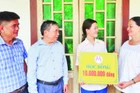 Cô Thái Thị Lan trao học bổng tặng em Tạ Trần Thị Nhi trước sự chứng kiến của lãnh đạo Phòng Giáo dục và Đào tạo huyện Gio Linh và Hiệu trưởng nhà trường.
