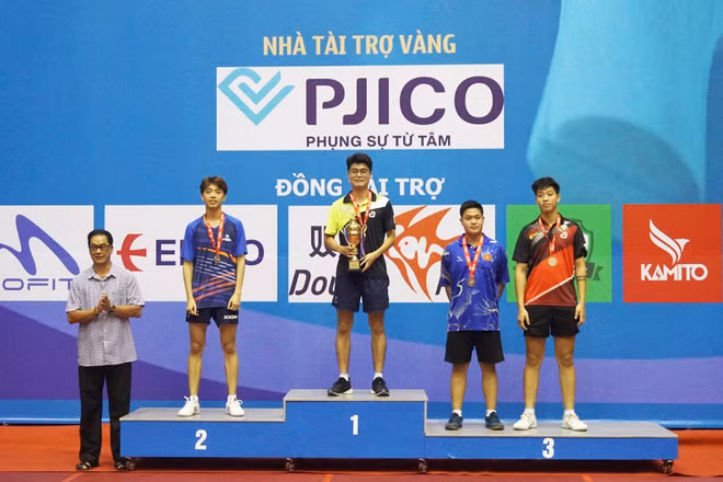 Vũ Mạnh Huy vô địch nội dung đơn nam 22-23 tuổi. 