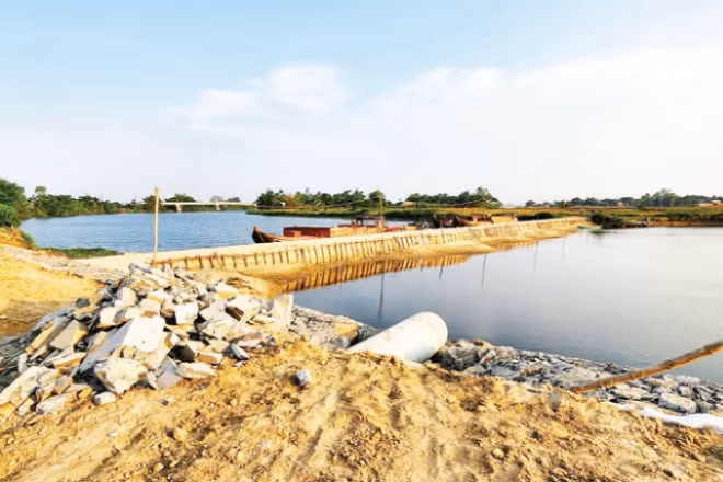 Đập thời vụ ngăn mặn trên sông Vĩnh Điện ở phường Điện Bàn Đông, thành phố Đà Nẵng