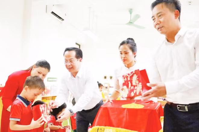 Lãnh đạo Sở Giáo dục và Đào tạo Hà Nội tặng quà cho học sinh Trường mầm non Minh Châu