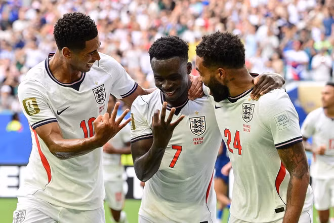 Saka cùng các đồng đội ăn mừng cú hat-trick vào lưới đội tuyển Pháp. (Ảnh: THX/TTXVN)