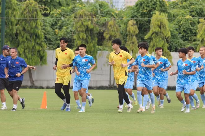 Ban huấn luyện cùng các tuyển thủ U19 Việt Nam tập luyện tại Trung tâm đào tạo bóng đá trẻ Việt Nam.