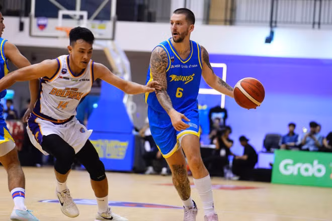 Dakota Zinser bung sức ở hiệp 4 giúp Ho Chi Minh City Wings ấn định cục diện. 