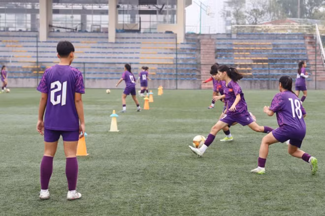 Các tuyển thủ U15 nữ Việt Nam trong một buổi tập luyện. (Ảnh: VFF)
