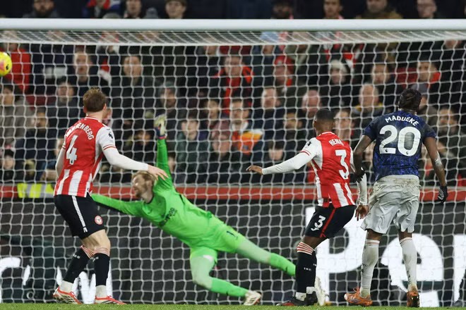 Bàn thắng của Madueke vào lưới Brentford giúp Arsenal vươn lên dẫn trước 1-0. (Ảnh: Arsenal FC)
