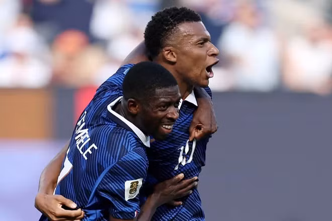 Kylian Mbappé ăn mừng cùng người đồng đội Ousmane Dembélé. (Ảnh: FIFA)