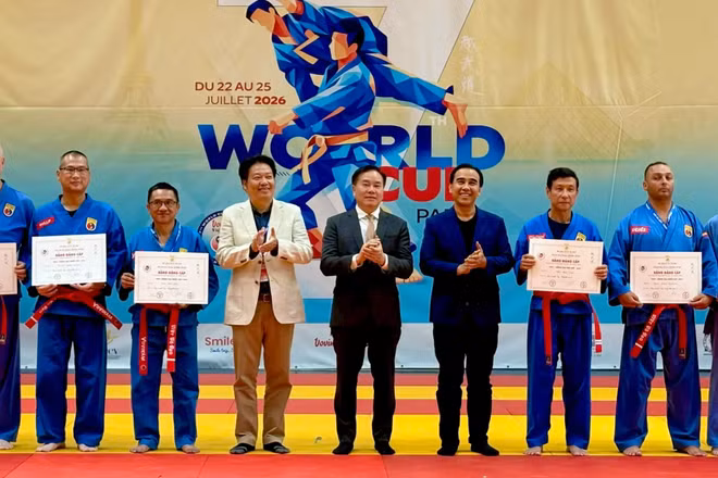 Nghệ sĩ Quyền Linh, Tiến sĩ Phạm Quang Long cùng lãnh đạo Tổng Liên đoàn Vovinam - Việt Võ Đạo thế giới và Đại sứ Việt Nam tại Pháp tại kỳ thi nâng cấp đai 4 quốc tế World Cup Paris 2026. (Ảnh: Tổng Liên đoàn Vovinam - Việt Võ Đạo thế giới)