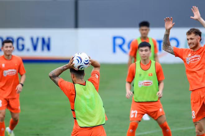 Các thành viên đội tuyển Việt Nam làm quen với bóng thi đấu chính thức của ASEAN Cup 2026. (Ảnh: VFF)