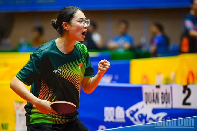 Tay vợt Lâm Thu Cúc lần lượt vượt qua các nhà vô địch Mai Hoàng Mỹ Trang và Nguyễn Khoa Diệu Khánh đầy thuyết phục. (Ảnh: BẢO LONG)