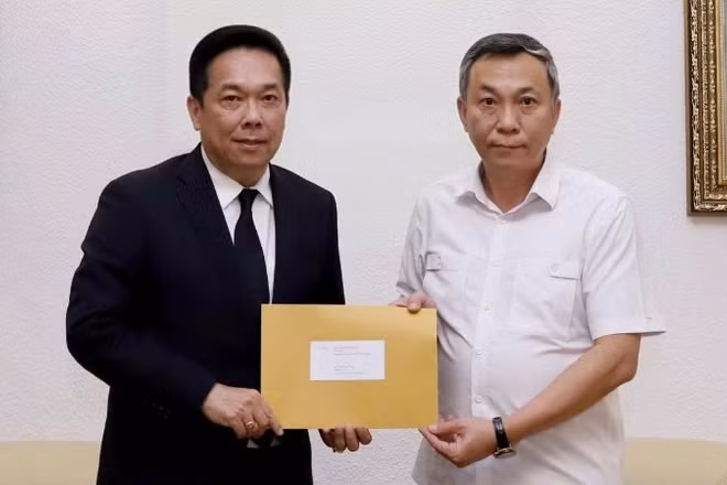 Phó Chủ tịch Liên đoàn Bóng đá Thái Lan chuyển thư xin lỗi của Liên đoàn Bóng đá Thái Lan tới Chủ tịch Liên đoàn Bóng đá Việt Nam Trần Quốc Tuấn. (Ảnh: VFF)