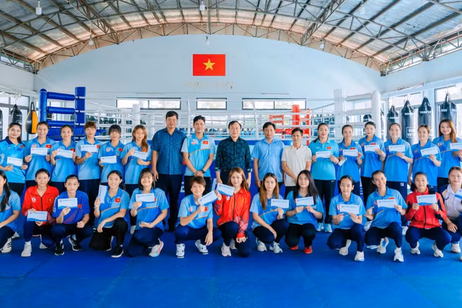 Lãnh đạo Liên đoàn Quyền anh Việt Nam (VBF) trực tiếp xuống thăm hỏi, động viên các võ sĩ trẻ tại Trung tâm Huấn luyện Thể thao Quốc gia.