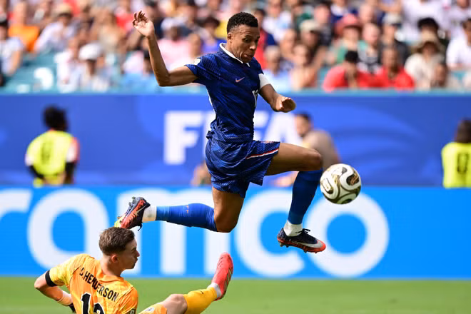 Cầu thủ Kylian Mbappe của Pháp nỗ lực khống chế bóng trong trận tranh hạng Ba gặp Anh. (Ảnh: THX/TTXVN)