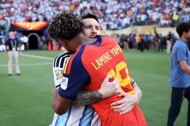Cái ôm chuyển giao thế hệ của bóng đá thế giới. (Ảnh: FIFA)