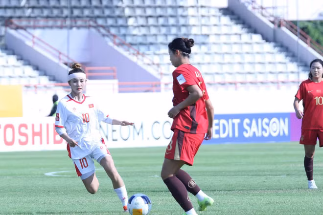 Đội tuyển U20 nữ Việt Nam (áo trắng) rút nhiều bài học sau trận thua U20 nữ Trung Quốc. (Ảnh: VFF)
