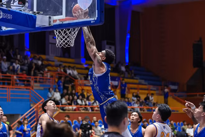 AJ Bramah úp rổ ghi điểm cho Hanoi Buffaloes. (Ảnh: VBA)