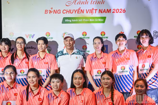 Huấn luyện viên Nguyễn Tuấn Kiệt cùng các tuyển thủ bóng chuyền nữ Việt Nam. (Ảnh: THÀNH ĐẠT)