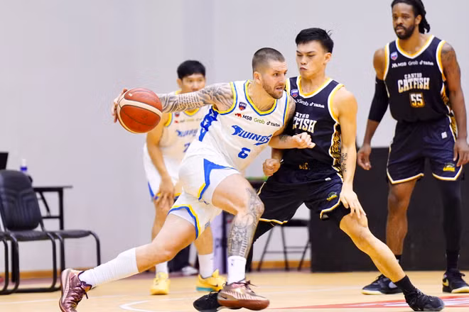 Dakota Zinser nỗ lực ghi điểm cho Ho Chi Minh City Wings. 