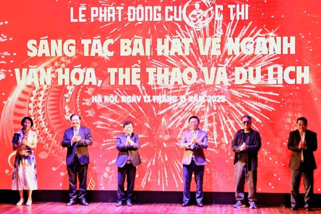 Các đại biểu thực hiện nghi thức phát động cuộc thi. (Ảnh: PHẠM SỸ)