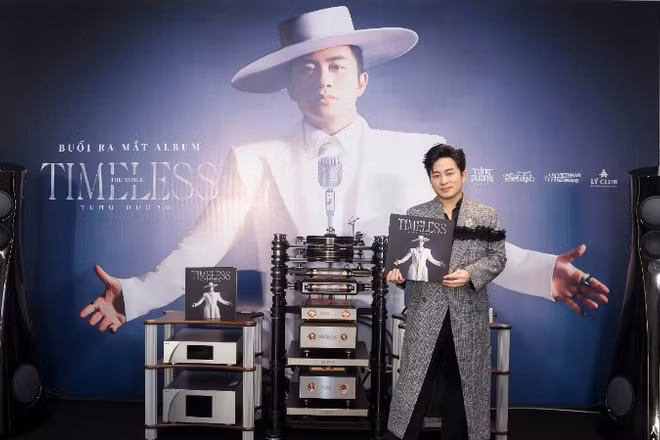 Ca sĩ Tùng Dương ra mắt đĩa than đầu tay “The Voice-Timeless”. (Ảnh: MẠNH NGUYỄN)