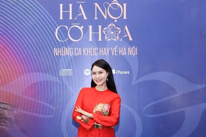 Nghệ sĩ Nhân dân Mai Hoa ra mắt album “Hà Nội cờ hoa”. (Ảnh: MẠNH NGUYỄN)