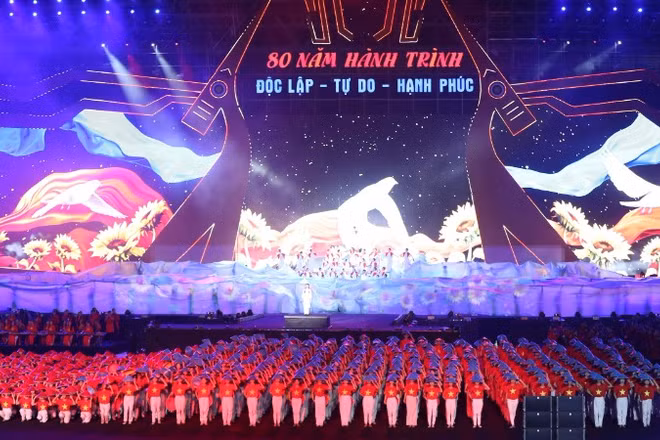 Chương trình nghệ thuật đặc biệt “80 năm – Hành trình Độc lập, Tự do, Hạnh phúc” là bản hùng ca chào mừng kỷ niệm 80 năm Quốc khánh 2/9. (Ảnh: TRẦN HUẤN)