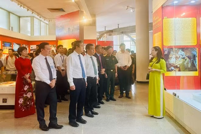Các đại biểu nghe giới thiệu về Trưng bày chuyên đề “Công an nhân dân-80 năm khắc ghi lời Bác”.