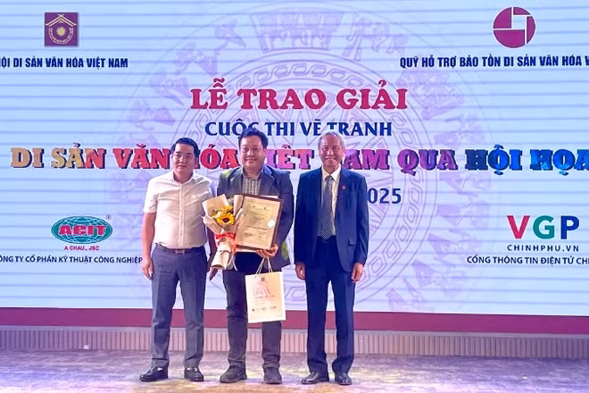 Trao giải Nhất cho tác phẩm khắc gỗ "Dưới bóng nghìn năm" của tác giả Lê Phi Hùng. 