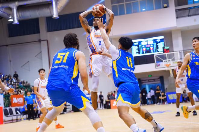 AJ Bramah bùng nổ ở hiệp 4 giúp Hanoi Buffaloes ấn định chiến thắng. 