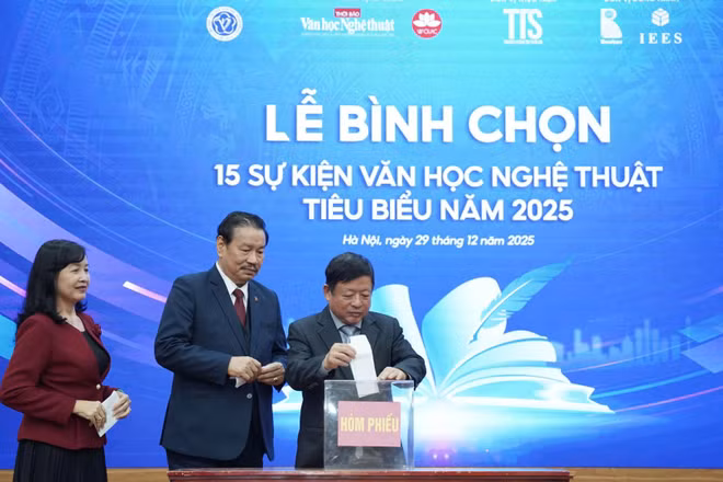 Lãnh đạo Liên hiệp các Hội Văn học nghệ thuật Việt Nam bỏ phiếu bầu chọn các sự kiện.