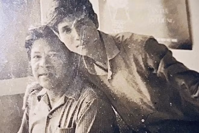Nghệ sĩ Nhân dân Văn Hà (bên phải) chụp cùng nhạc sĩ Đỗ Nhuận vào tháng 5/1975. (Ảnh: TƯ LIỆU)