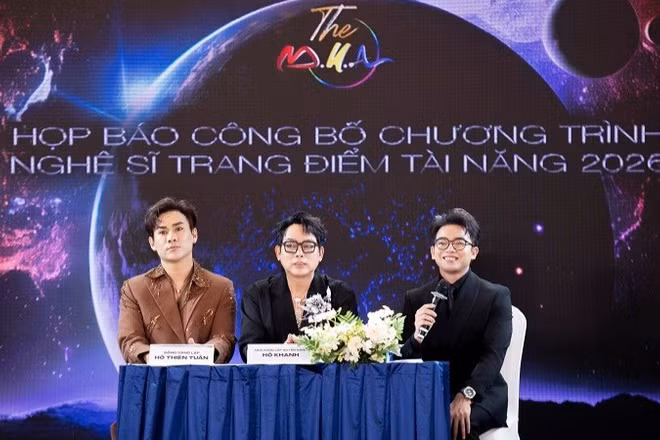 Từ trái qua: Nghệ sĩ trang điểm Hồ Thiên Tuấn, nghệ sĩ trang điểm Hồ Khanh và Tổng Đạo diễn Hải Triều chia sẻ thông tin về chương trình. (Ảnh: BTC)