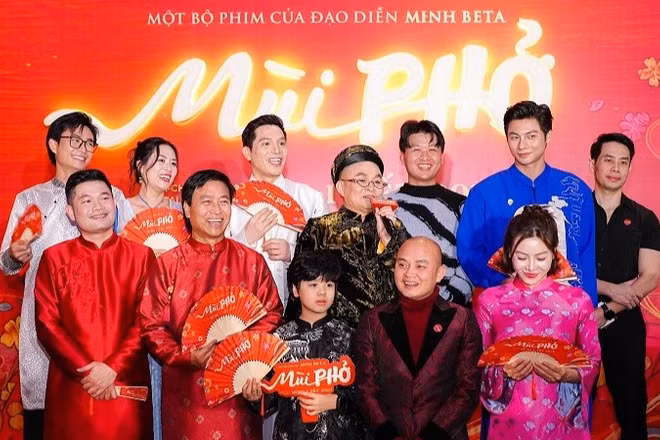 Ê-kíp phim "Mùi Phở" ra mắt khán giả Thủ đô. (Ảnh: Đoàn phim cung cấp)