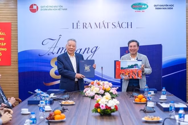 Ra mắt Sách ảnh “Âm vang 80 năm Cách mạng Tháng Tám và Quốc khánh 2-9 (1945-2025)”. (Ảnh: NGỌC QUANG)