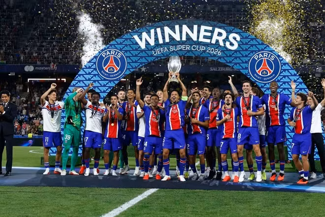 PSG nâng cúp vô địch Siêu cúp châu Âu 2026. (Ảnh: PSG)