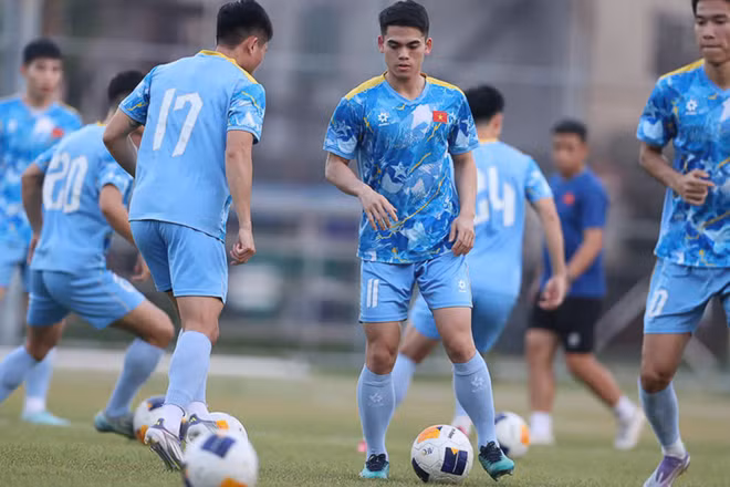 Đội trưởng của U22 Việt Nam Khuất Văn Khang tập luyện cùng các đồng đội tại Bangkok. (Ảnh: VFF)