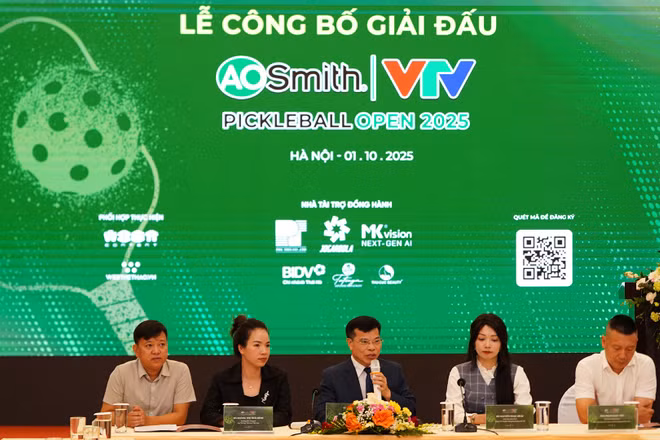 Đại diện Ban Tổ chức trả lời phóng viên báo chí. 