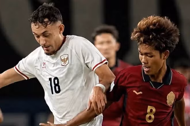 Indonesia (áo trắng) thắng đậm 5-1 Campuchia. (Ảnh: AFF)