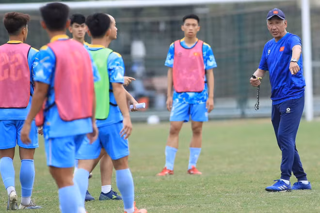 Huấn luyện viên Yutaka Ikeuchi hướng dẫn các học trò trong buổi tập của U19 Việt Nam. (Ảnh: VFF)