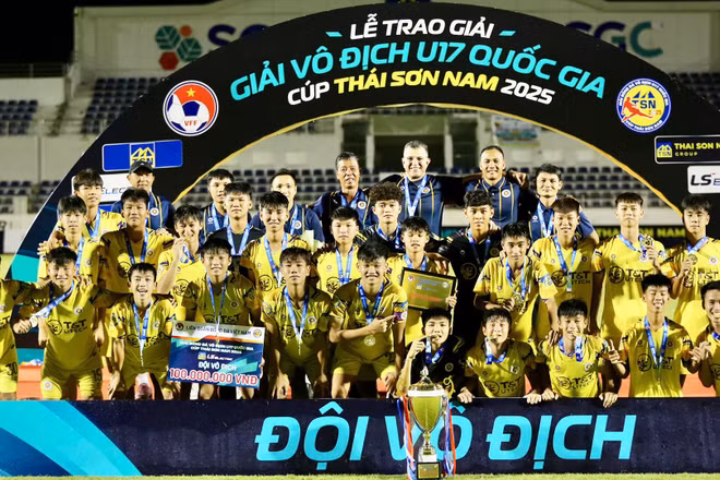 U17 Hà Nội ăn mừng cùng chiếc cúp vô địch. 