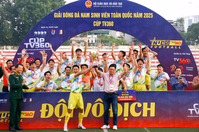 Sinh viên Đại học Huế ăn mừng cùng chiếc cúp vô địch.