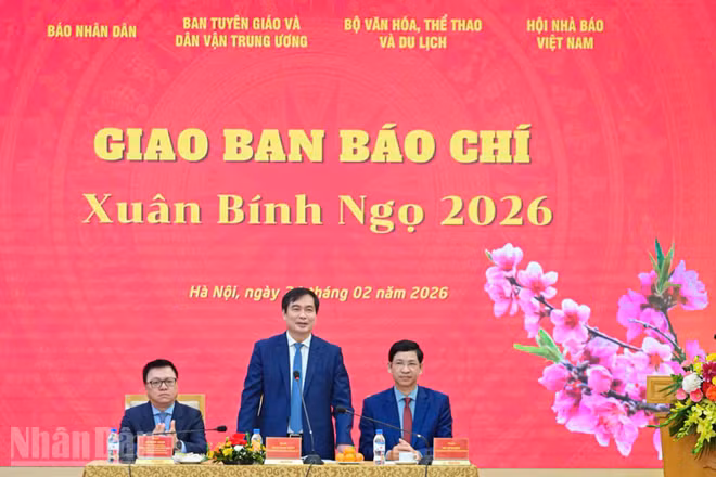 Các đồng chí lãnh đạo chủ trì Hội nghị giao ban báo chí đầu Xuân Bính Ngọ. (Ảnh: BẢO LONG)