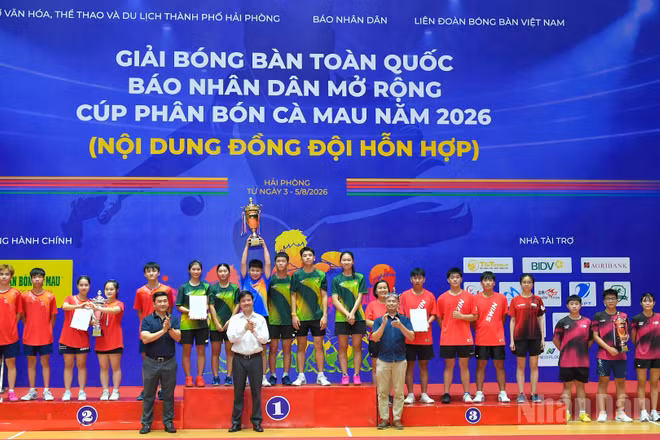 Ban Tổ chức trao giải Nhất, Nhì và đồng hạng Ba. (Ảnh: THẾ ĐẠI)