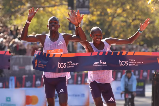 Benson Kipruto (trái) vượt qua Alexander Mutiso với thời gian chỉ ít hơn 0,03 giây. (Ảnh: Runner's World)