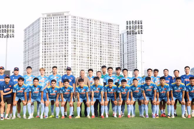 Lãnh đạo Liên đoàn Bóng đá Việt Nam thăm và động viên các cầu thủ U23 Việt Nam. (Ảnh: VFF)