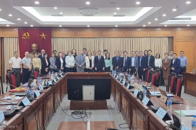 Đại biểu Việt Nam và Đoàn công tác chụp ảnh lưu niệm tại lễ bế mạc đợt làm việc ngày 11/12/2025.
