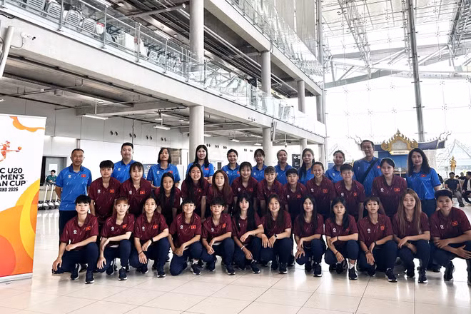 Ban huấn luyện cùng các tuyển thủ U20 nữ Việt Nam. (Ảnh: VFF)