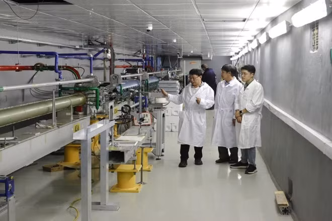 Giáo sư, Tiến sĩ Lê Hồng Khiêm giải thích cho các cán bộ trẻ của Việt Nam về thí nghiệm dùng máy gia tốc LINAC-200 tại Phòng thí nghiệm Các vấn đề Hạt nhân tại Viện Liên hiệp Nghiên cứu Hạt nhân Đubna (Liên bang Nga).