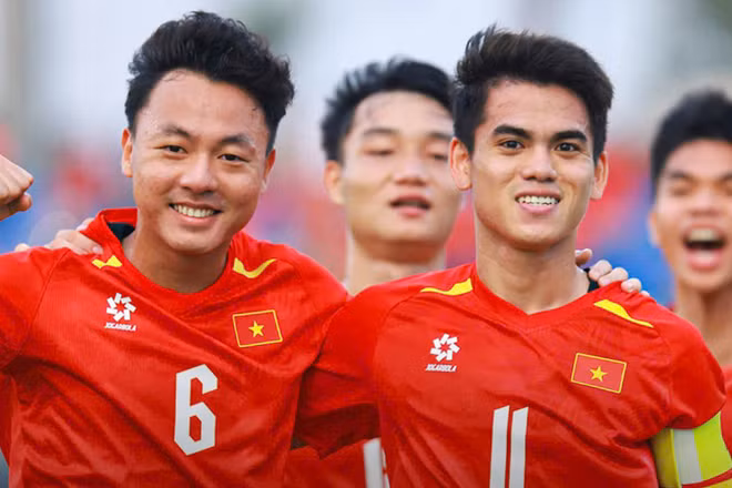Đội trưởng Khuất Văn Khang (phải) mang về bàn thắng mở tỷ số cho U23 Việt Nam. (Ảnh: VFF)