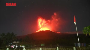 [Video] Núi lửa Indonesia phun trào, tro bụi bốc cao 18 km